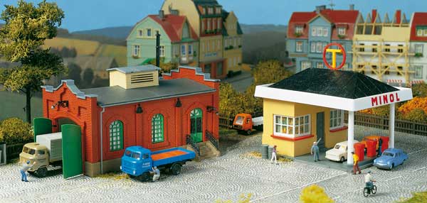 Gas station with mechanics work shop<br /><a href='images/pictures/Auhagen/12227.jpg' target='_blank'>Full size image</a>